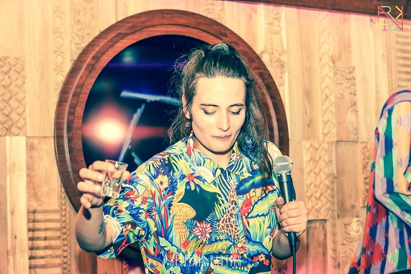 Η νεαρή Τζουμερκιώτισσα που έκανε τα κλαρίνα από τα πιο “hot” κομμάτια στις Αγγλικές pub!