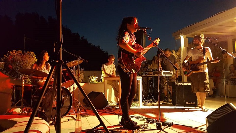 Η νεαρή Τζουμερκιώτισσα που έκανε τα κλαρίνα από τα πιο “hot” κομμάτια στις Αγγλικές pub!