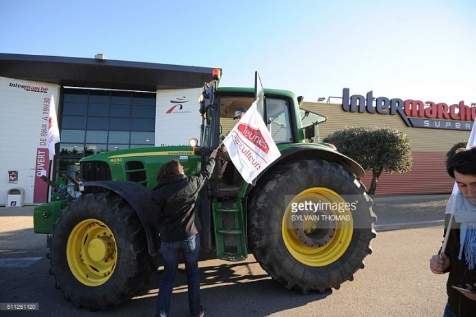 Κινητοποιήσεις αγροτών έξω από σούπερ μάρκετ της Γαλλίας με αφορμή την έλλειψη βουτύρου