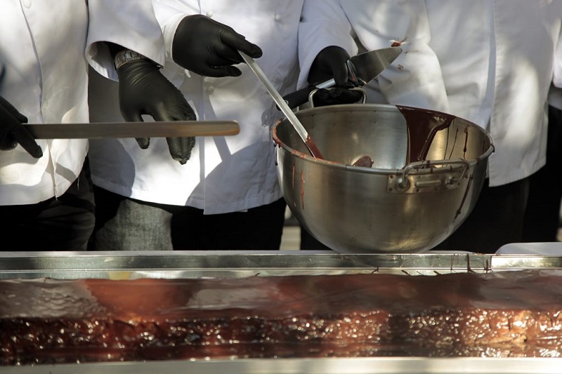 Νουγκατίνα σοκολάτα 100,20 μέτρων, έδωσε το πιο …γλυκό ρεκόρ Γκίνες στην Καρδίτσα