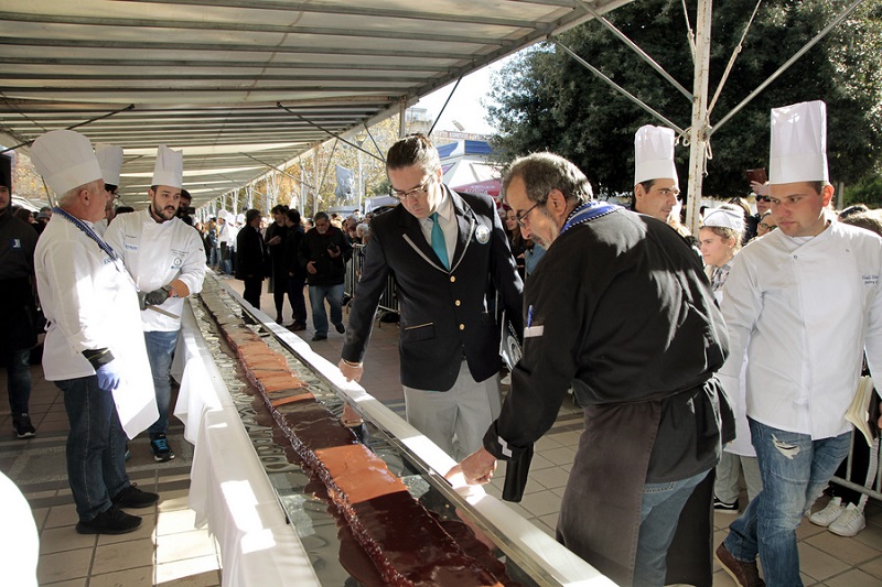 Νουγκατίνα σοκολάτα 100,20 μέτρων, έδωσε το πιο …γλυκό ρεκόρ Γκίνες στην Καρδίτσα