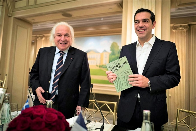 vraveftike-gia-to-politiko-tou-sthenos-o-tsipras-eikones-video-106417