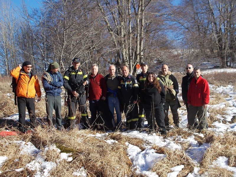 Επιχείρηση απεγκλωβισμού αρκούδας από άδεια υδατοδεξαμενή στο Νευροκόπι