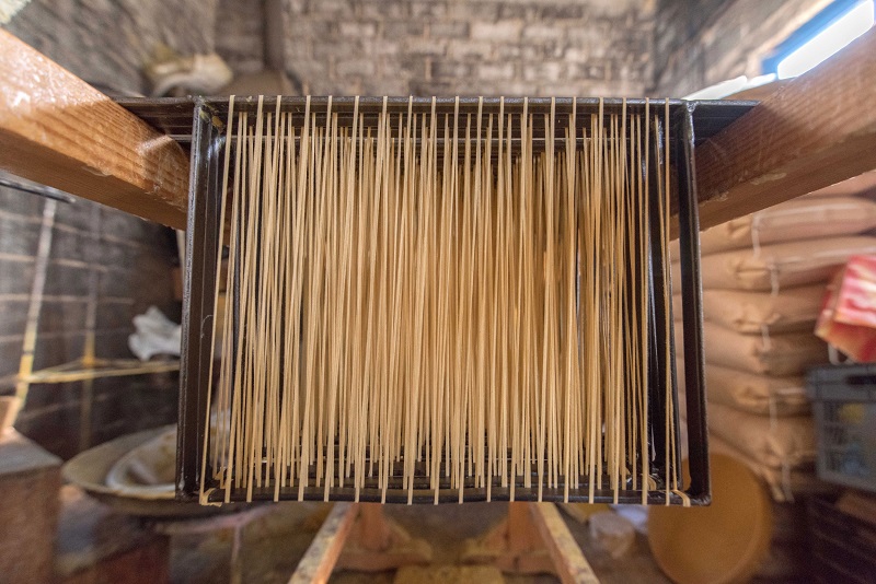 Μέσα σε ένα παλιό κηροποιείο της Τήνου (Φωτό)