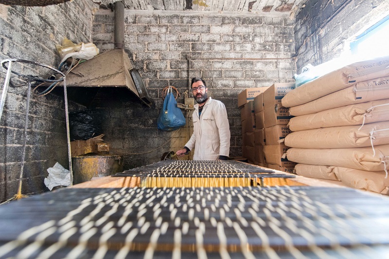 Μέσα σε ένα παλιό κηροποιείο της Τήνου (Φωτό)