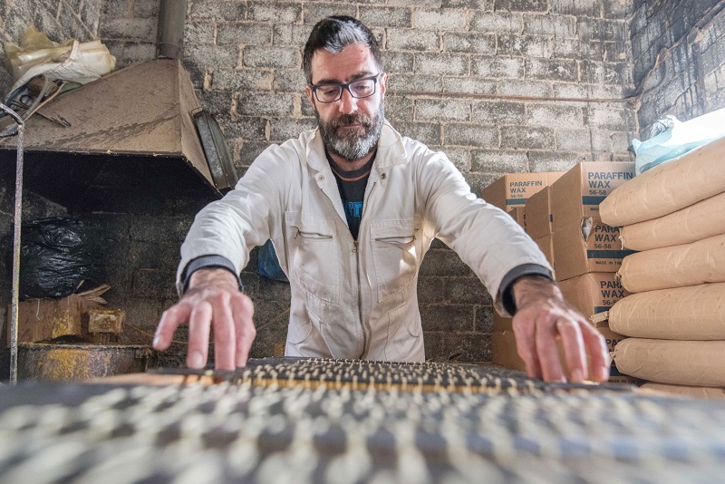 Μέσα σε ένα παλιό κηροποιείο της Τήνου (Φωτό)