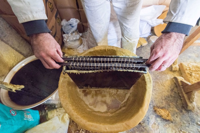 Μέσα σε ένα παλιό κηροποιείο της Τήνου (Φωτό)