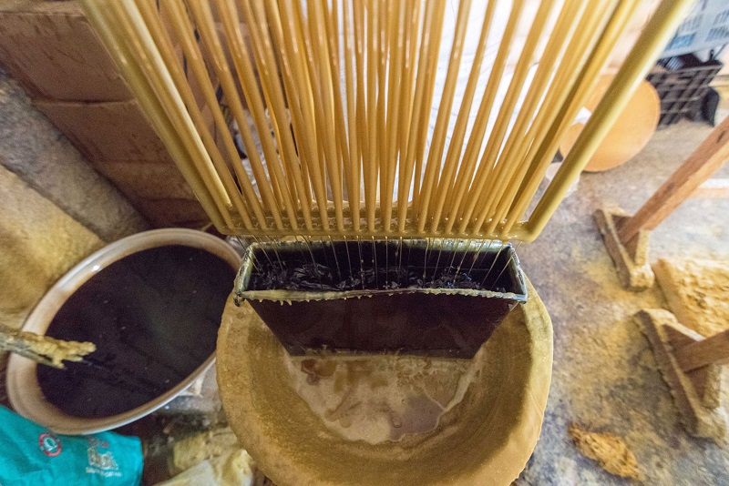 Μέσα σε ένα παλιό κηροποιείο της Τήνου (Φωτό)