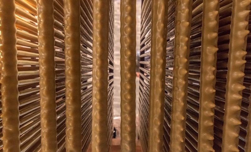 Μέσα σε ένα παλιό κηροποιείο της Τήνου (Φωτό)