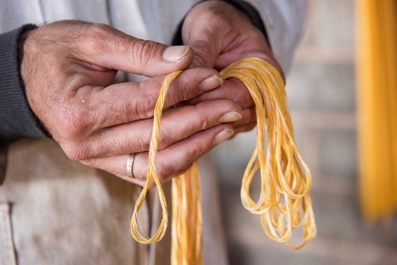 Μέσα σε ένα παλιό κηροποιείο της Τήνου (Φωτό)