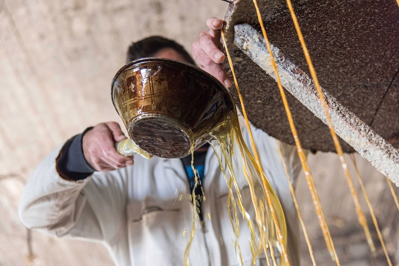Μέσα σε ένα παλιό κηροποιείο της Τήνου (Φωτό)