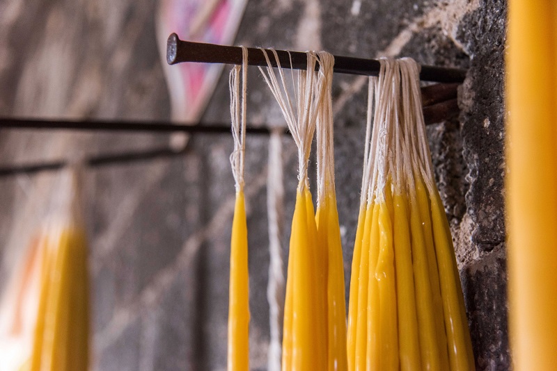 Μέσα σε ένα παλιό κηροποιείο της Τήνου (Φωτό)
