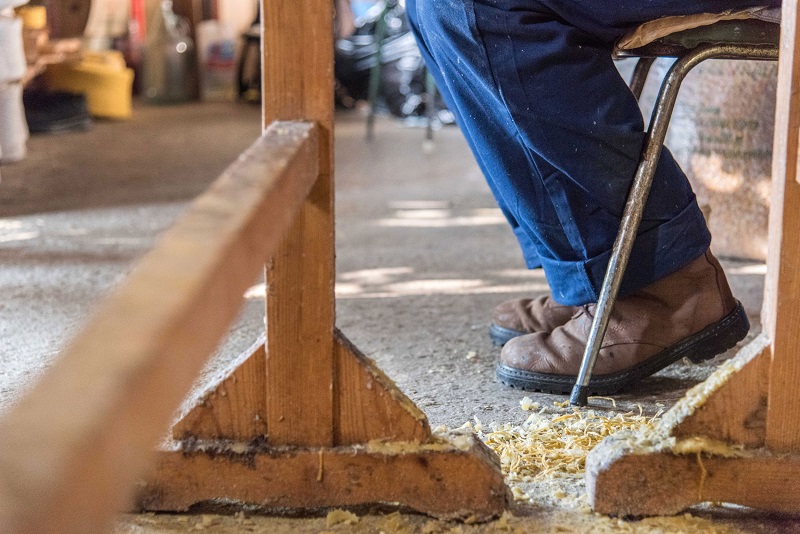 Μέσα σε ένα παλιό κηροποιείο της Τήνου (Φωτό)