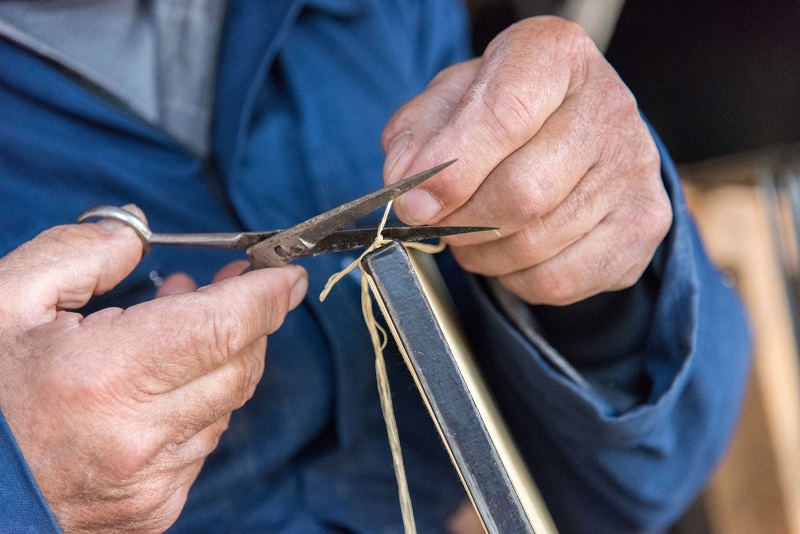 Μέσα σε ένα παλιό κηροποιείο της Τήνου (Φωτό)