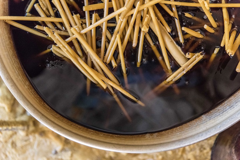 Μέσα σε ένα παλιό κηροποιείο της Τήνου (Φωτό)