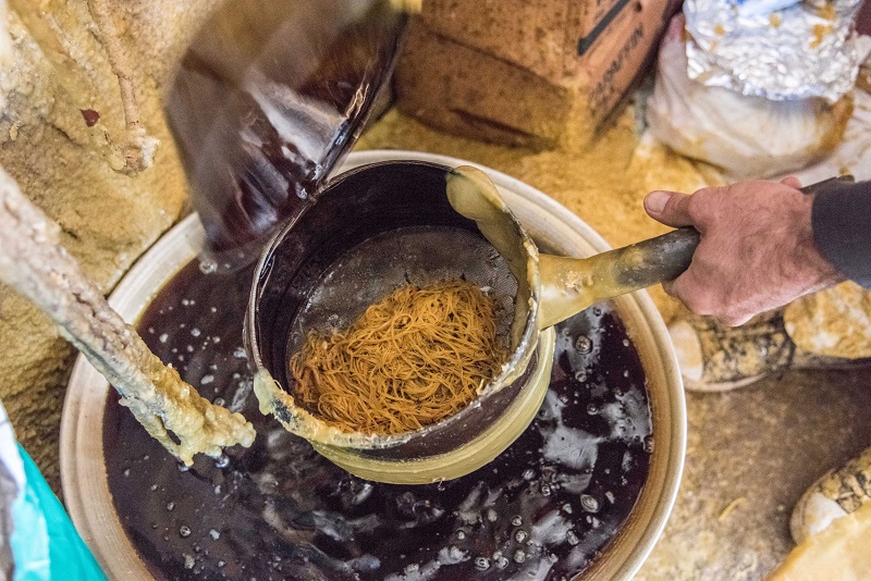 Μέσα σε ένα παλιό κηροποιείο της Τήνου (Φωτό)