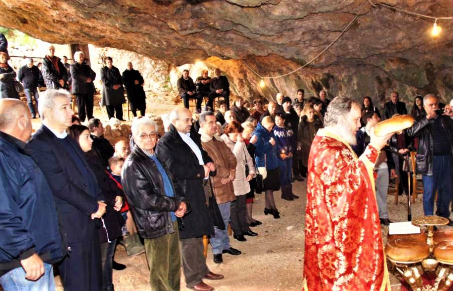 H παραδοσιακή αναπαράσταση της γεννήσεως του Χριστού στη σπηλιά του Αι Γιάννη Χανίων