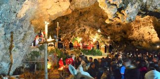 H παραδοσιακή αναπαράσταση της γεννήσεως του Χριστού στη σπηλιά του Αι Γιάννη Χανίων