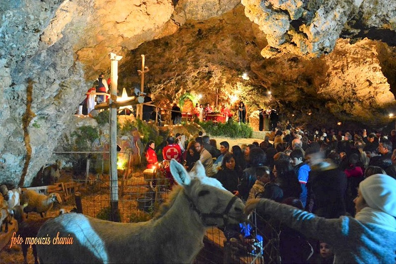 h-paradosiaki-anaparastasi-tis-genniseos-tou-christou-sti-spilia-tou-ai-gianni-chanion-108993