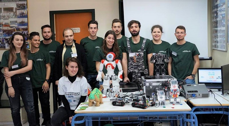 ena-robot-stolizei-christougenniatiko-dentro-kai-ftiachnei-melomakarona-109823