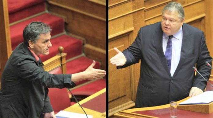 «Σφαγή» στη Βουλή ανάμεσα σε Βενιζέλο-Τσακαλώτο για ομόλογα, αξιολόγηση και χρέος
