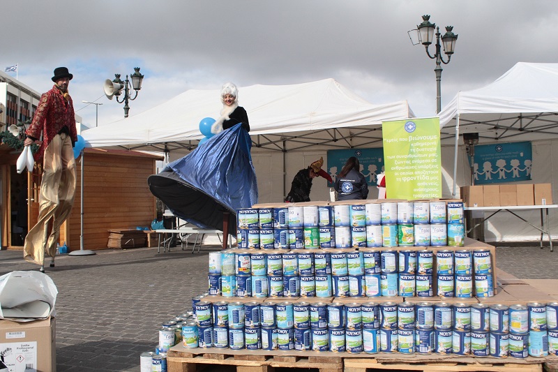Χριστουγεννιάτικο δέντρο από γάλα θα στολίσουν οι Γιατροί του Κόσμου στα Προπύλαια