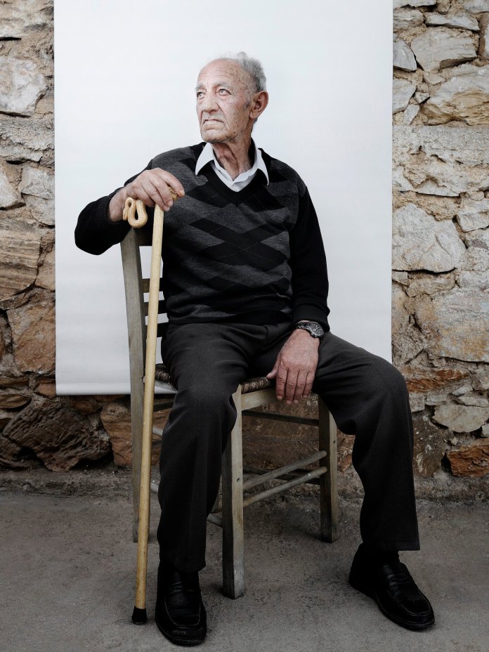 50 αγρότες φωτογραφίζονται στο καφενείο της ζωής τους (Φωτό)