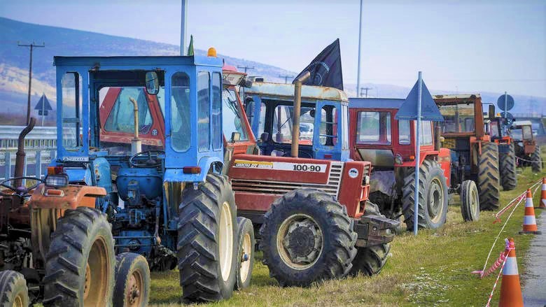 agrotes-apo-preveza-kai-arta-estisan-bloko-sto-komvo-tis-ionias-odou-113140