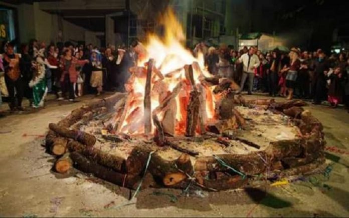 Καίνε τον καρναβαλο στο Μακροχωρι Ημαθίας