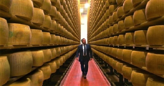 italia yparxei trapeza zita eggyisi tyria Στην Ιταλία υπάρχει μια τράπεζα που ζητά εγγύηση τυριά (Βίντεο)