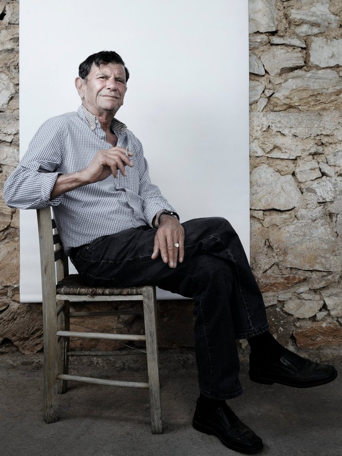 50 αγρότες φωτογραφίζονται στο καφενείο της ζωής τους (Φωτό)