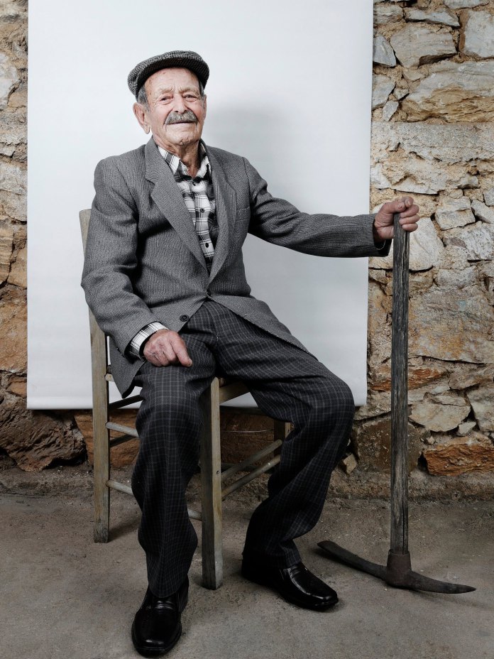 50 αγρότες φωτογραφίζονται στο καφενείο της ζωής τους (Φωτό)