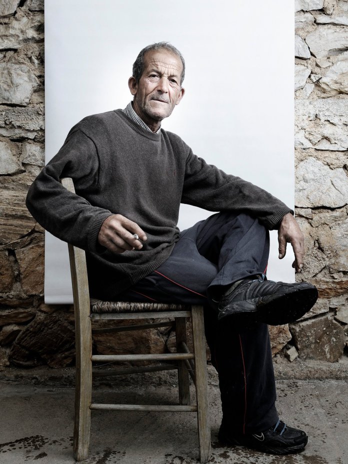 50 αγρότες φωτογραφίζονται στο καφενείο της ζωής τους (Φωτό)