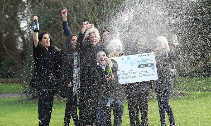 Βρετανός ταξιτζής κερδίζει £24.5 εκατομμύρια στο πρωτοχρονιάτικο Τζόκερ