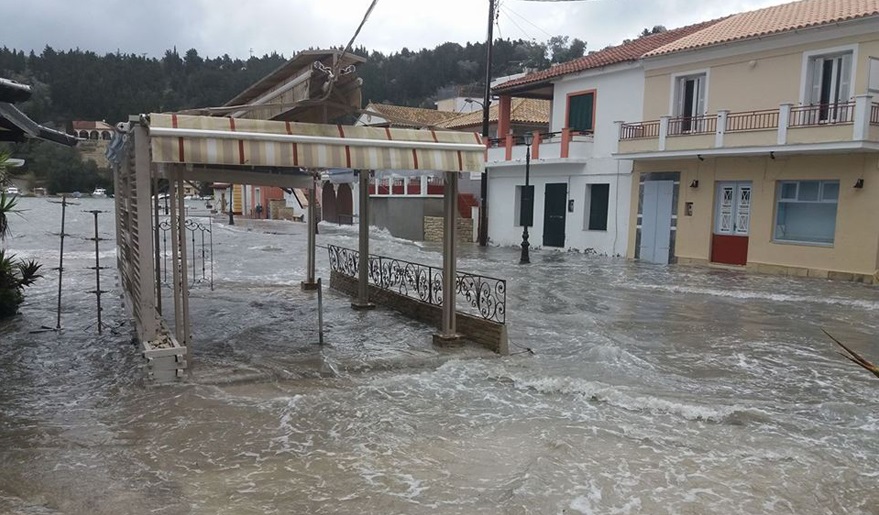 paxoi-i-thalassa-epnixe-ta-sokakia-tou-nisiou-115952