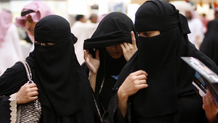 Σ. Αραβία: Ιστορική πορεία 2.500 γυναικών με αφορμή την Ημέρα της Γυναίκας