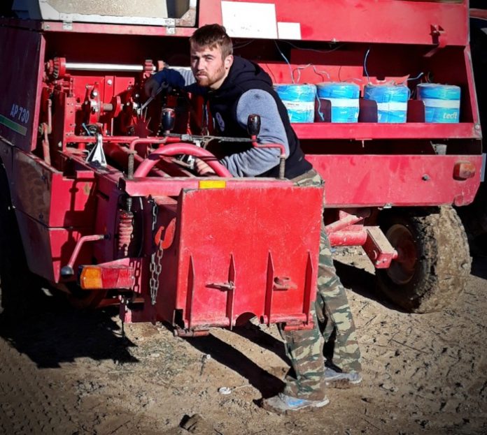 Ο 24χρονος αγρότης που διαχειρίζεται 800 στρέμματα, επενδύοντας στη γνώση