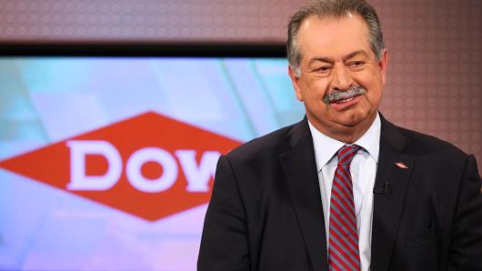 apochorei-to-emvlimatiko-afentiko-tis-dow-chemical-antriou-liveris-117775