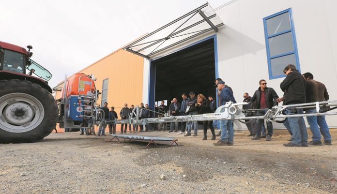 Ψεκαστικά κοµµένα και ραµµένα
στις ανάγκες κάθε παραγωγού Ψεκαστικά κοµµένα και ραµµένα
στις ανάγκες κάθε παραγωγού