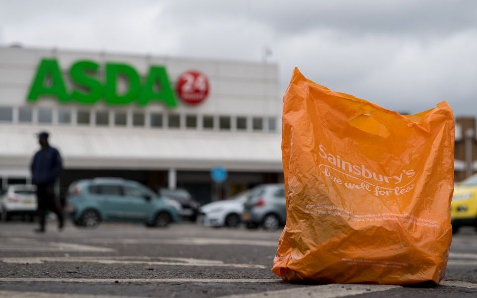 sainsburys-kai-asda-sygchonevontai-prospernontas-tin-tesco-sti-meg-vretania-122178