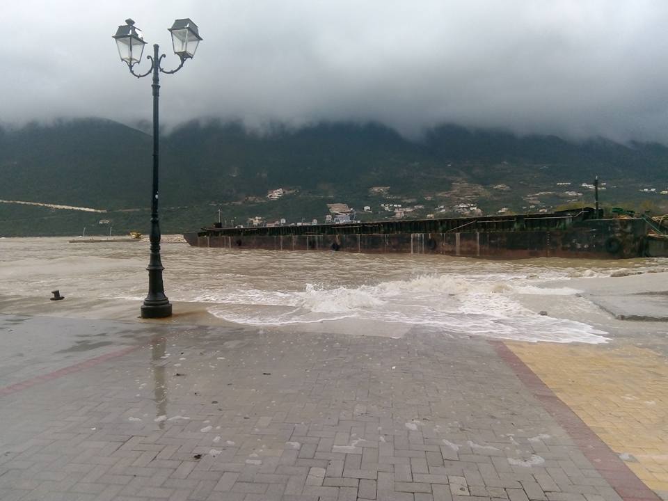 lefkada-kleista-ta-scholeia-meta-ti-chthesini-theominia-plimmyrisan-spitia-kai-magazia-122881