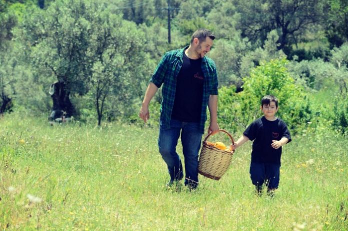 Γιώργος Τσακοφίτης: Ο αγρότης που μετέτρεψε την καταστροφή σε επιτυχία Γιώργος Τσακοφίτης: Ο αγρότης που μετέτρεψε την καταστροφή σε επιτυχία
