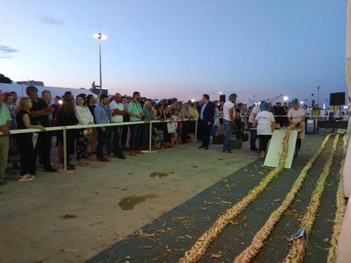 Στο ρεκόρ Γκίνες η 612 μέτρων πλεξούδα σκόρδων της Ν. Βύσσας Στο ρεκόρ Γκίνες η 612 μέτρων πλεξούδα σκόρδων της Ν. Βύσσας