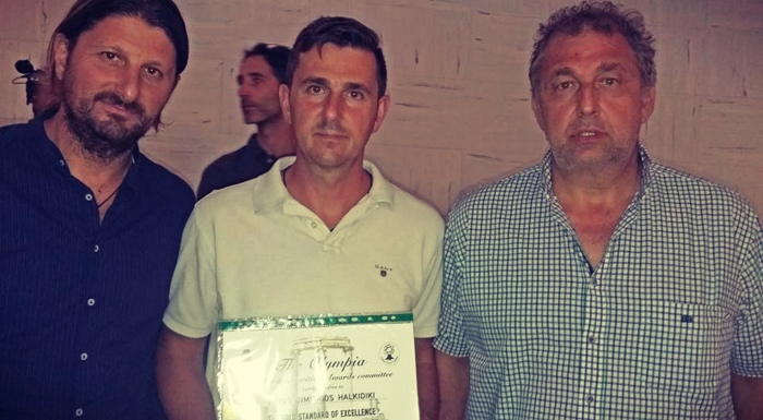 Οι παραγωγοί από τη Χαλκιδική κατάφεραν να πετύχουν ένα εξαιρετικό αγουρέλαιο, μεγάλης περιεκτικότητας πολυφαινόλων συνολικά 1.450 (ελαιασίνης και ελαιοκανθάλης). Οι παραγωγοί από τη Χαλκιδική κατάφεραν να πετύχουν ένα εξαιρετικό αγουρέλαιο, μεγάλης περιεκτικότητας πολυφαινόλων συνολικά 1.450 (ελαιασίνης και ελαιοκανθάλης).
