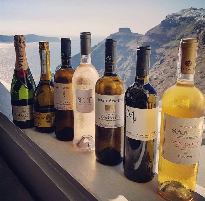 to-krasi-samos-vin-doux-tou-eos-samou-me-fonto-to-ifaisteio-tis-santorinis-130879