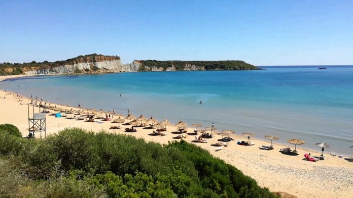 Αφαιρέθηκαν οι «Γαλάζιες Σημαίες» από 38 ελληνικές ακτές Αφαιρέθηκαν οι «Γαλάζιες Σημαίες» από 38 ελληνικές ακτές