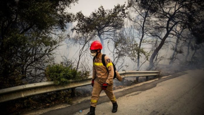 Χανιά: Σε εξέλιξη η πυρκαγιά στον Κακόπετρο του δήμου Πλατανιά