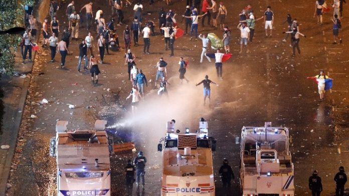 Δυο νεκροί, τραυματίες και 845 καμμένα οχήματα στο περιθώριο των εορτασμών για το Μουντιάλ στη Γαλλία Δυο νεκροί, τραυματίες και 845 καμμένα οχήματα στο περιθώριο των εορτασμών για το Μουντιάλ στη Γαλλία