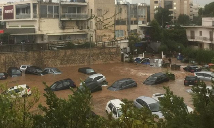 i-vrochi-epnixe-to-marousi-vouliaxan-aftokinita-vinteo-130863