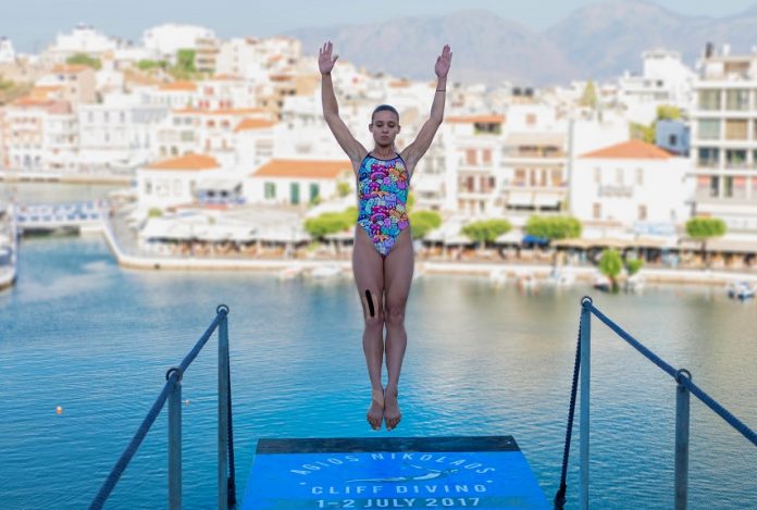 Μαγνήτισαν οι αθλητές του Cliff Diving στον Άγιο Νικόλαο